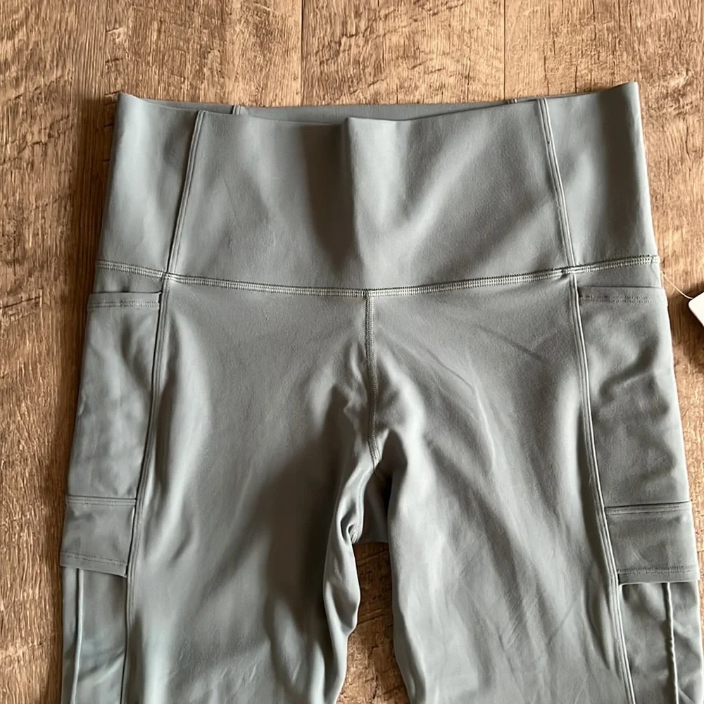 NWT Athleta Salutation Cargo 7/8 Tight.